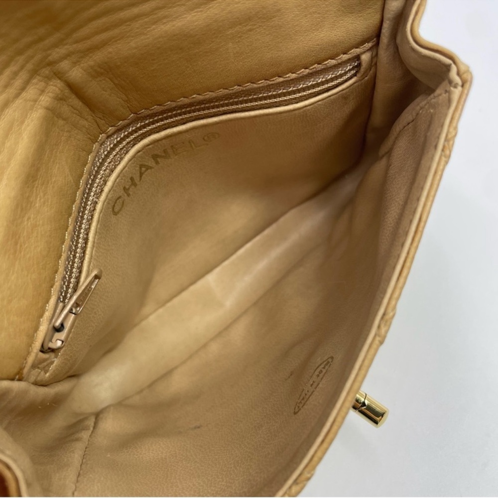 VINTAGE CHANEL CC Turn-Lock
Double Stitch Lamb Leather Waist Bag - Picture 4 of 12